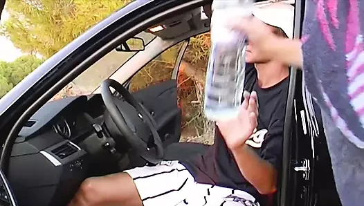 Blondinen blasen einfach am besten im Auto