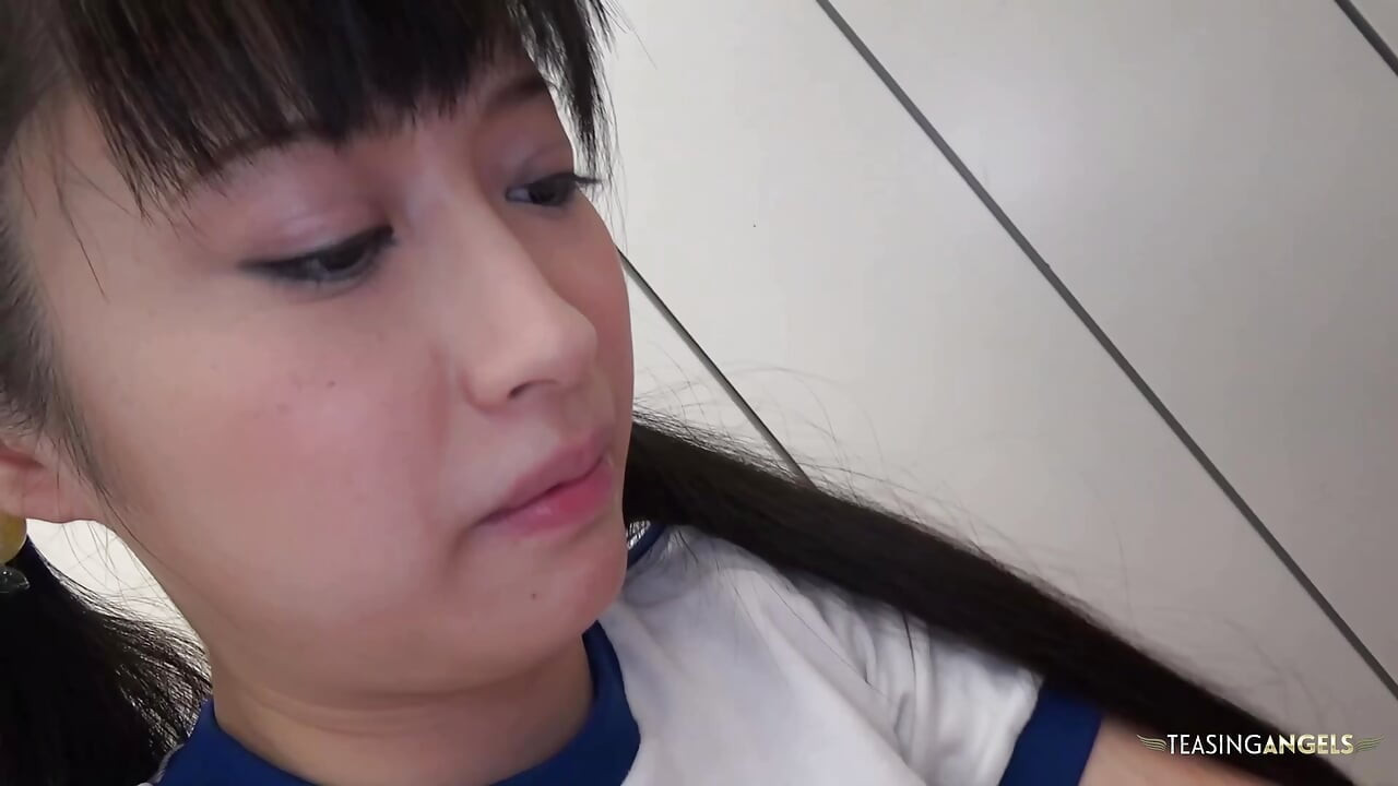 一个可爱的亚洲女人允许他在更衣室里对她，然后给他
