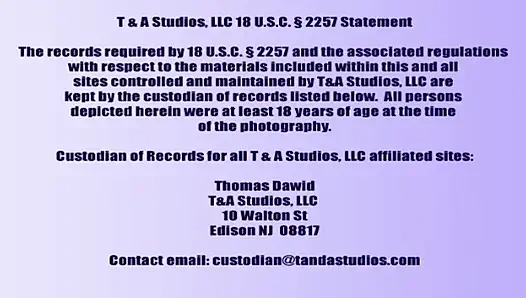 Reife brünette spreizt sich weit für intensiven muschi-lecken-orgasmus