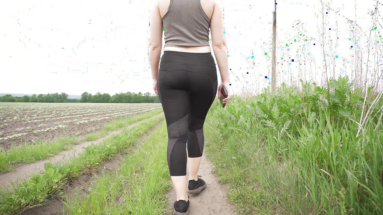 Milf i trange leggings går og erter VPL på nært hold