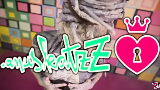 Anuskatzz tüm deliklerinin kullanılmasını istiyor