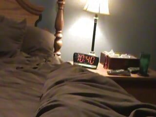 粉红色玻璃假阳具在我躺在床上的屁股里，让你们都能看到。