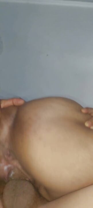 바네시냐는 소파에서 내 위에 앉아 달콤한 정액으로 흠뻑 젖었어