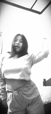 Danza sexy asiatica calda della ragazza