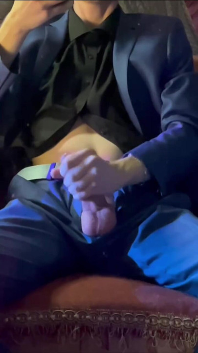 Masturbation after work in the office! I needed to give my boss a blowjob! Subscribe to Fansly