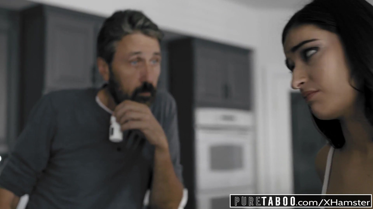 純粋なタブーティーン痴女Emily WillisがStepdadでスパンキング＆中出し