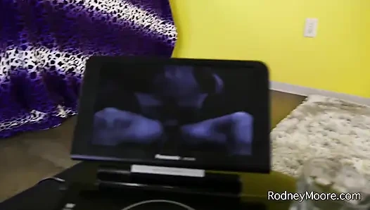 İri güzel kadın doktor döl tadılasın diye taşak yalıyor