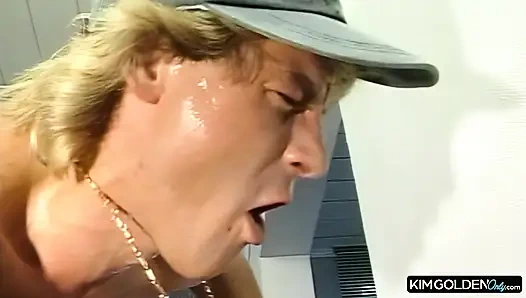 Vintage Blondine in wilder Computer-Session