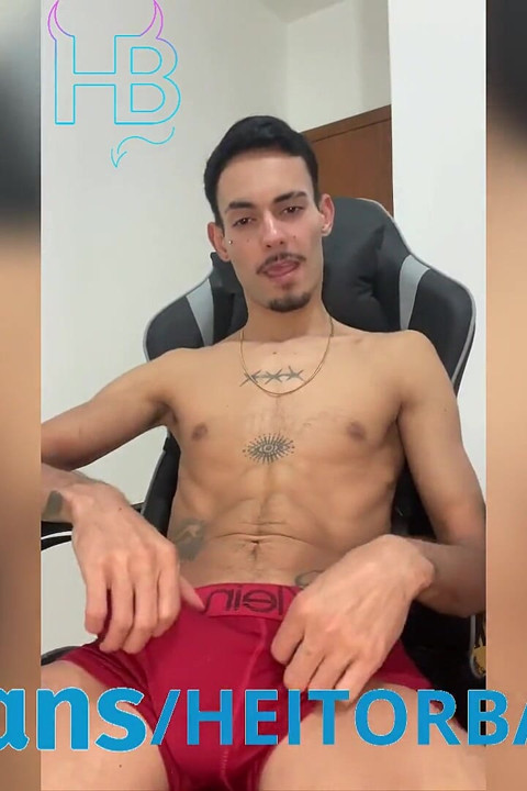 Chico travieso pasando un buen rato