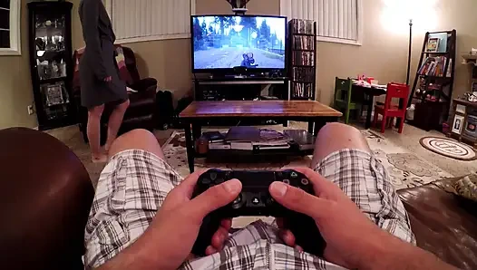 Cowok ini nyepong kontolnya sampai kering saat dia lagi main ps4