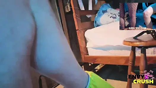 Gadis gamer dengan stoking jala lagi asik berlutut