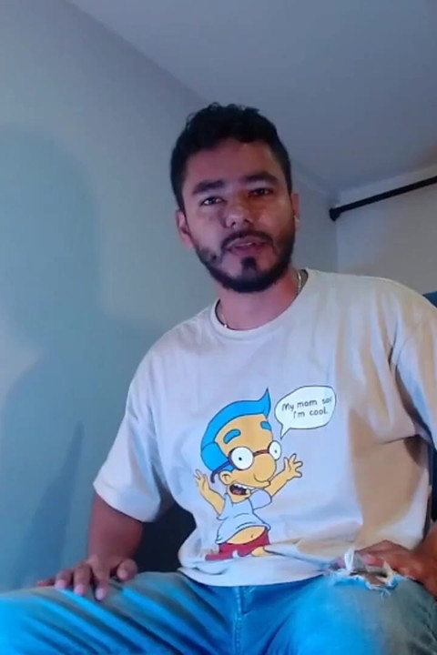 Üvey baba inliyor ve edepsizce konuşuyor, senin için boşalıyor