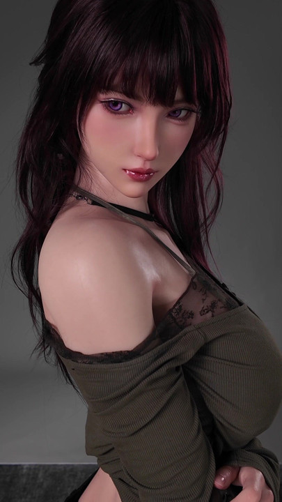 라일라. 볼 수있는 아름다움. 그녀는 단지 인형이 아닙니다. 그녀는 밤새 분위기입니다.