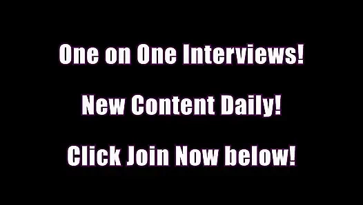 Bella трахает пальцами и трет ее волосатую киску