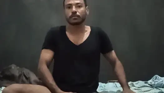 Koyu saçlı pauzudo mastürbasyon yapıyor