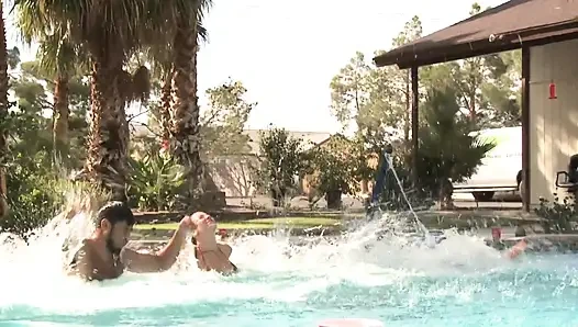 Vollbusiges brünettes schätzchen hüpft auf riesigem schwanz