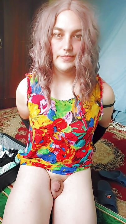 Crossdresser panas menari liar dan percuma malam ini