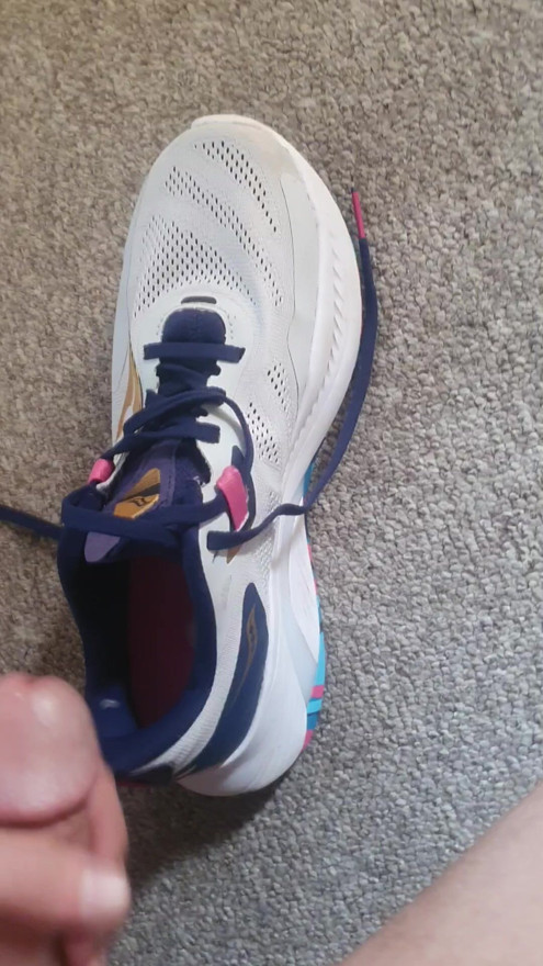 Cumming girlfriends sneakers 2nd load