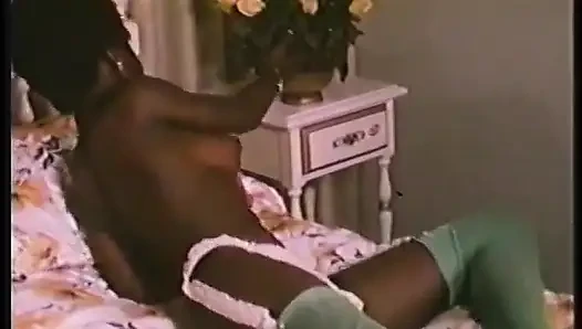 Retro-ebenholz-pornostar sissy Roscoe zeigt ihren wunderschönen nackten körper