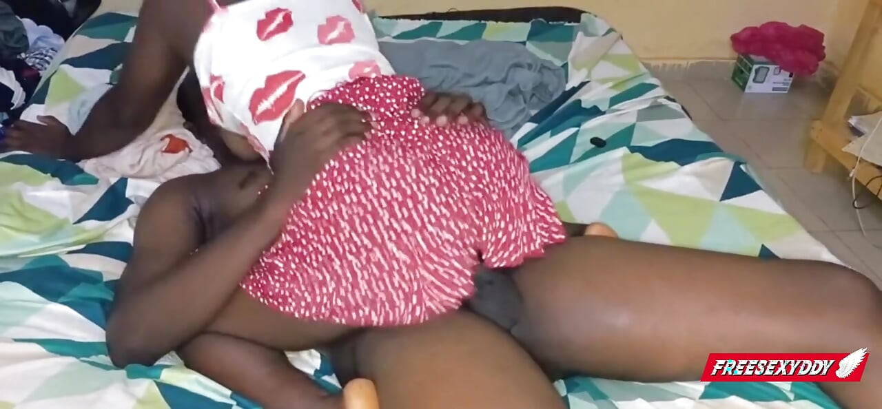 Chica negra follando con un flaco oscuro