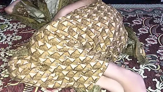Çarpıcı İranlı üvey kızın ilk anal üvey babası beni salatalıkla yakaladıktan sonra sıkı bakire deliğimi mahvediyor