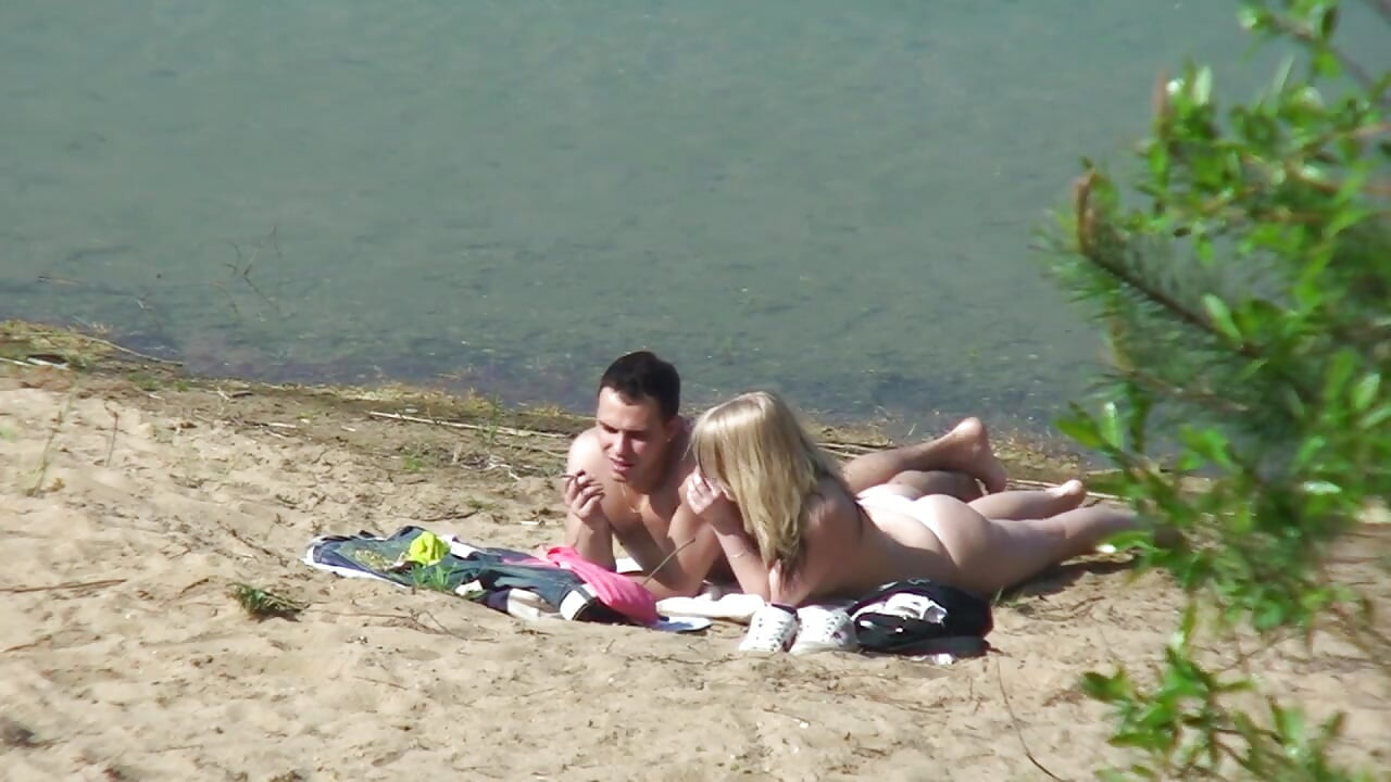 Maloj drolji treba veliki kurac na otvorenom!