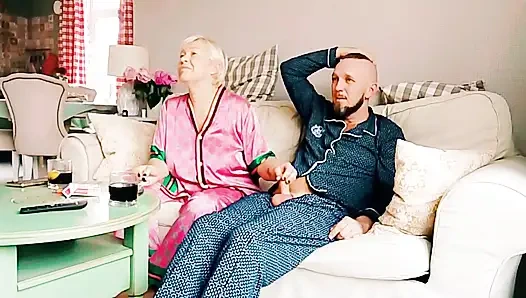 Tabu-Sex, Stiefmutter schaut Filme, und ich nehme ihren Mund