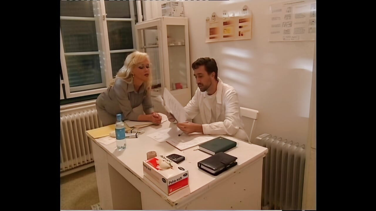 Kelly Trump Takes a Real Huge Cock in Her Holes