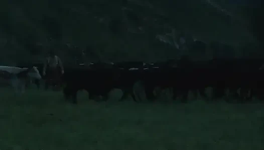 Doyumsuz olgun sarışın tutkulu vahşi karşılaşmalarda şımartılıyor