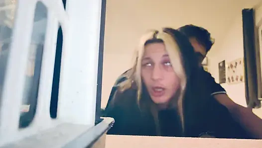 Tolong berikan padaku dari belakang