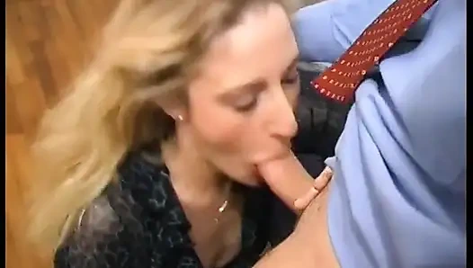 Eine sodomie für eine heiße blondine