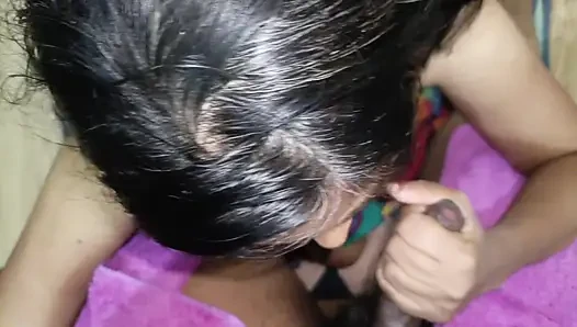 Adik tiriku lagi asik nyepong kontol di depan kamera - close up sambil mainin lidahnya