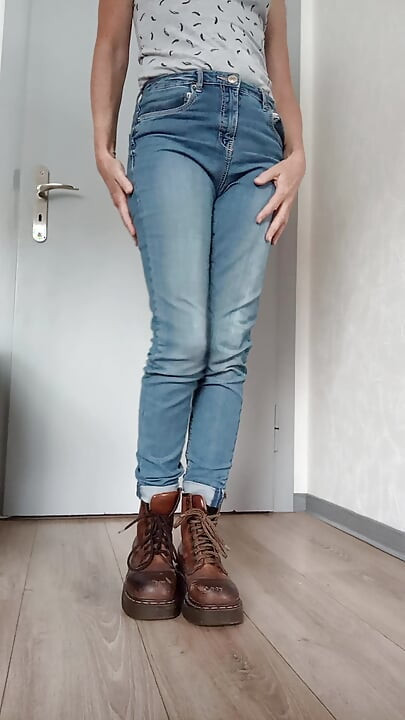 Celana jins bertubuh kurus