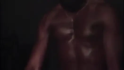 Siyah ve beyaz üçlü grup seks, amcık yalama, siyah yarak emiyor