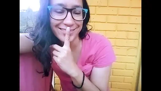 Balkonda amcığıma dokunuyorum ve komşular beni pencereden izliyor