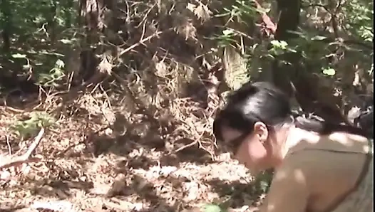 Текущую мокрую киску жестко трахнули в миссионерской позе