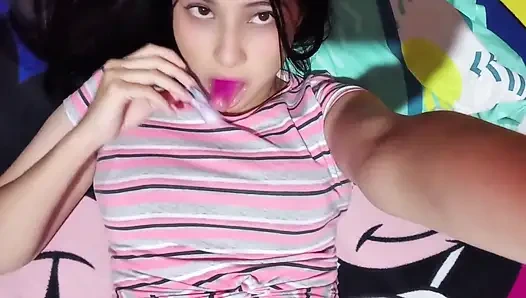 Üvey anne üvey oğluyla aynı yatağı paylaşıyor: yaramaz gece eğlencesi! (gerçek ev yapımı)
