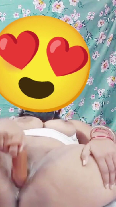 Η Shilpa Bhabhi έσβησε τη δίψα της με το ψεύτικο πούτσο στο μουνί της | Κλιπ 1