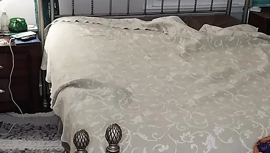 Ateşli orta yaşlı seksi iri güzel kadın yatağını yapıyor sonra mastürbasyon yapıyor ve iyi bir orgazm oluyor!