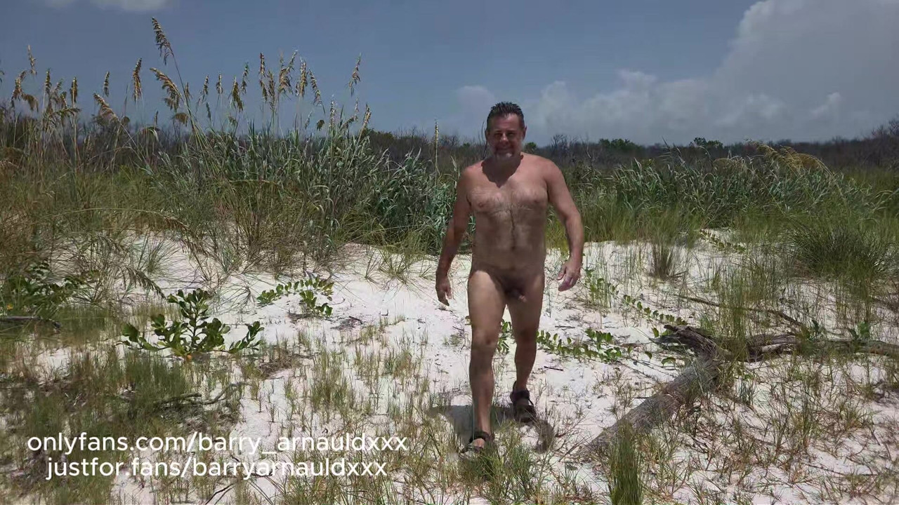Nagi na publicznej plaży!