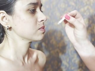 Palenie uległej dziewczyny klatki piersiowej i sutków - Gaszenie papierosa na jej wrażliwej skórze