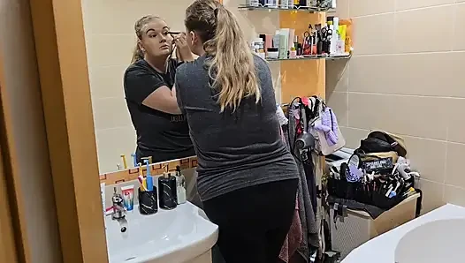 Ich Beobachte, Wie Meine Frau Sich Fertig Macht... Sie Sieht so Gut Aus - Spiegel-make-up-routine