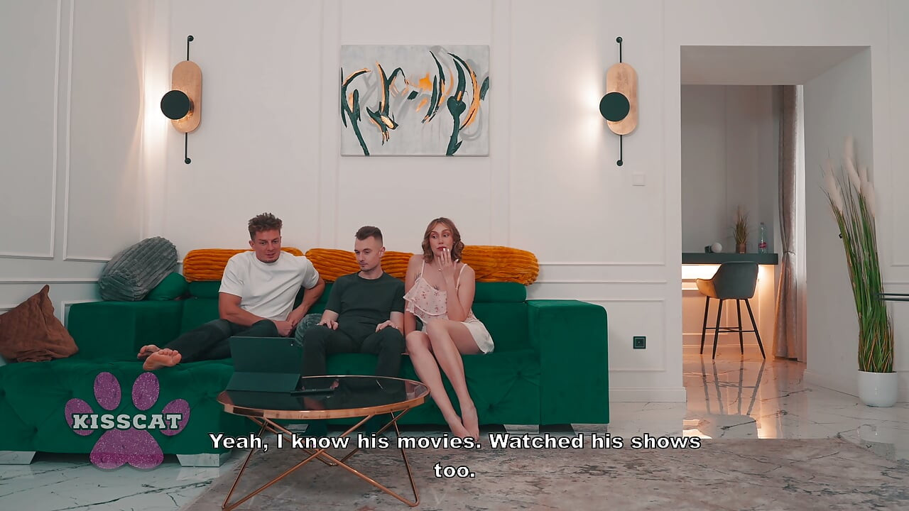 Bağırma! Koca, olgun adamı seksi oda arkadaşıyla yakalıyor ve FMM'ye katılıyor - MrCat ve Matthew Meier