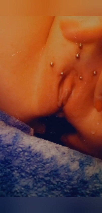 Sumisa alemana sklavin sin piercing y con piercing al inicio del entrenamiento de esclava | Clip 1