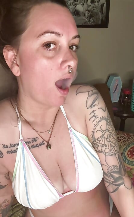 עצי דובדבן מעשנים בביקיני