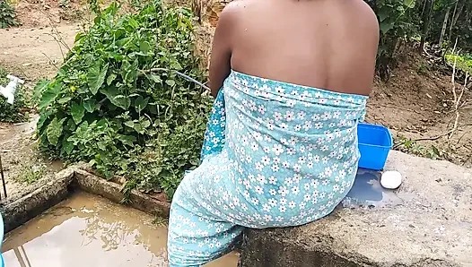 Desi Indian MILF Show Her Amazing Big Boobs and Pussy While She Bathing