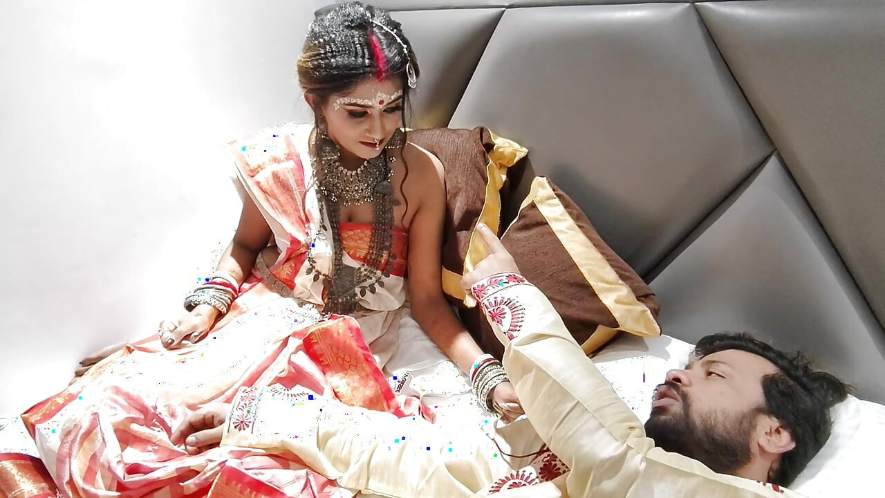 Akele me dekh kar Bhabhi ji jabbar ko dasti room me pel diya