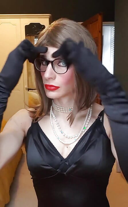 Feeling Glam - ฉันชอบชุดสีดําผ้าซาตินนี้