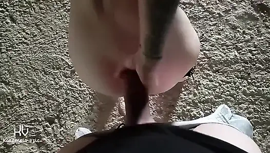 Sapık bana herkesin içinde penisini gösteriyor ve terk edilmiş bir binada denemeye karşı koyamadım