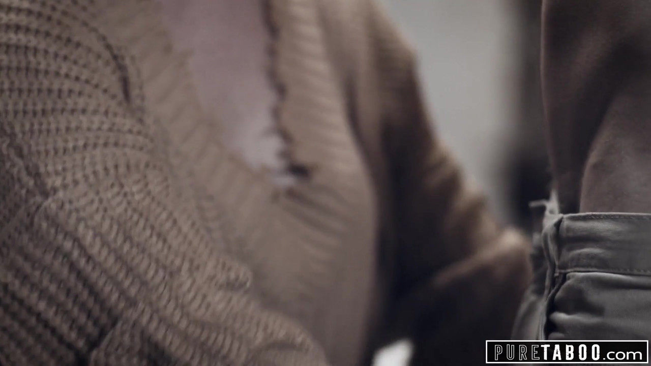 純粋なタブーの継母が義理息子を喜ばせる彼自身を助けた